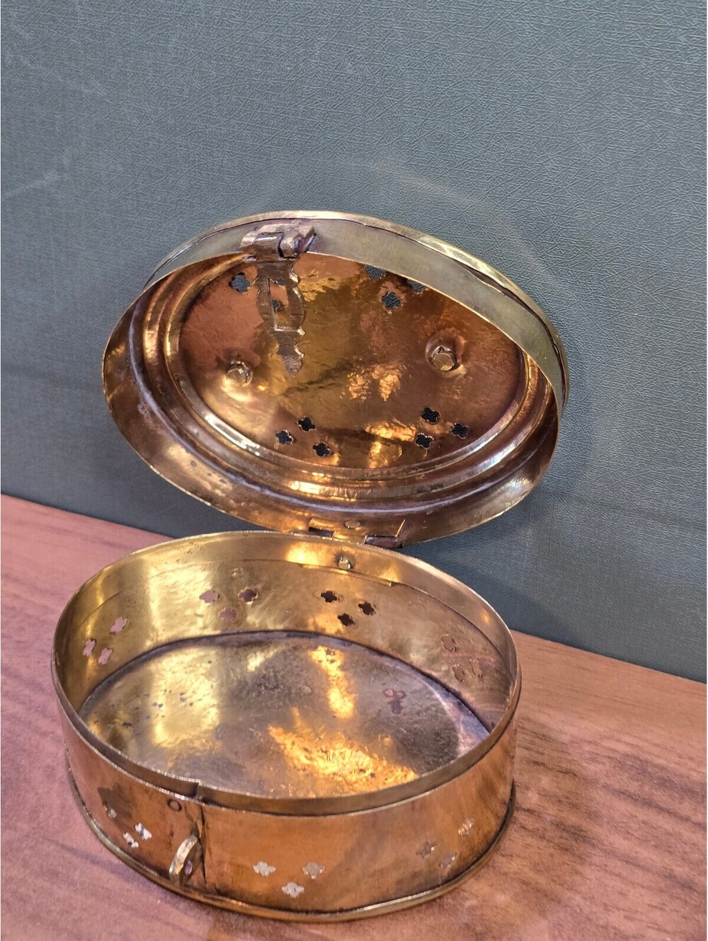 Vintage Pierced Brass Cricket Box Hinged Incense Trinket Caddy - Picture 4 of 7